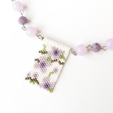 Colier cu pandantiv cu flori violet