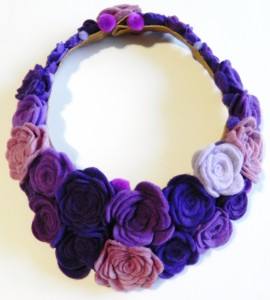 Colier statement, trandafiri fetru - Purple Fruit Smoothie