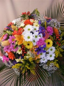 Buchet crizanteme, gerbera, irişi, crini şi garoafe