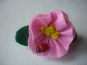 Broșă fetru floare roz
