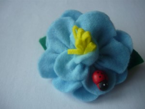 Broșă din fetru floare albastră