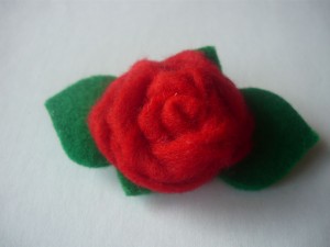 Broșă din fetru cu trandafir roșu